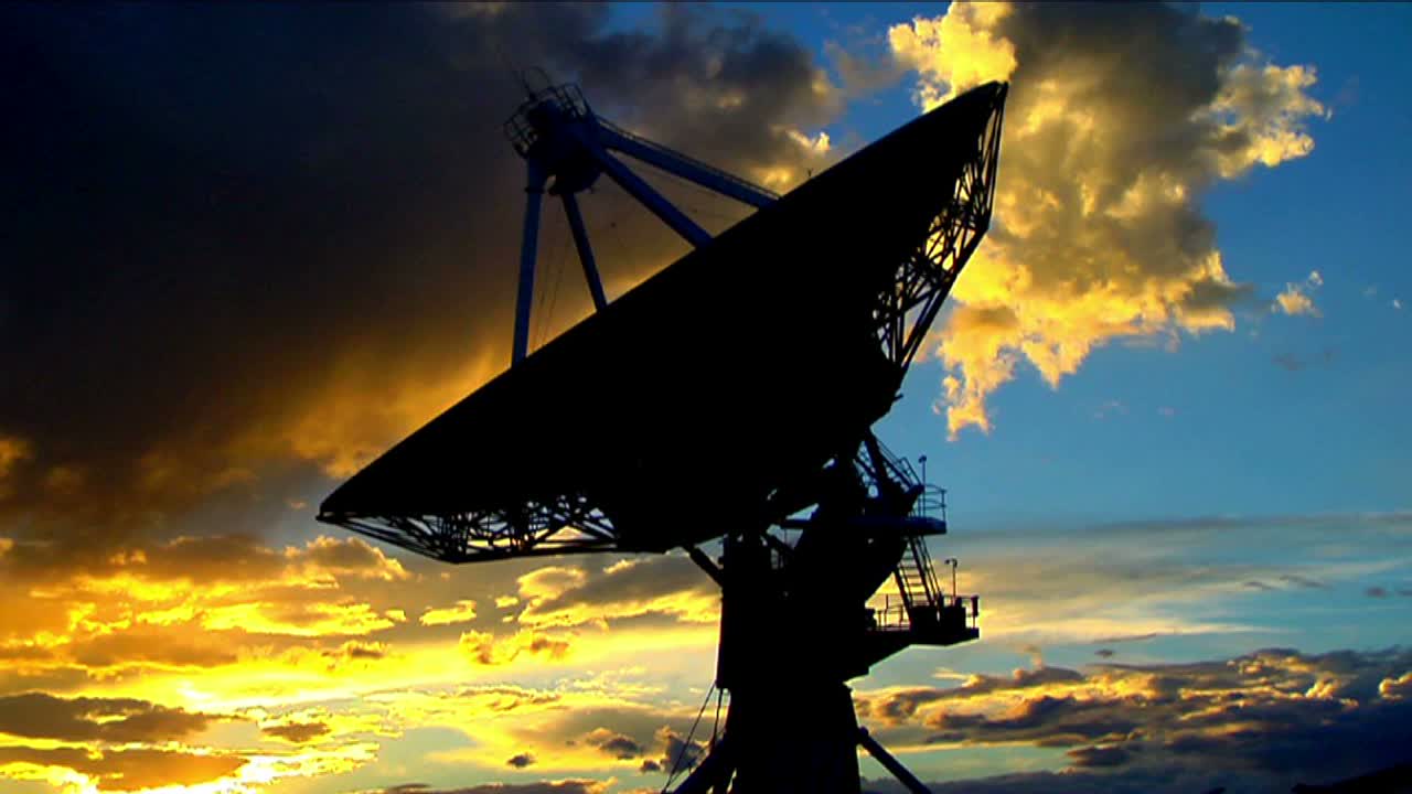una antena parabólica se mueve en un lapso de tiempo contra un hermoso cielo 2