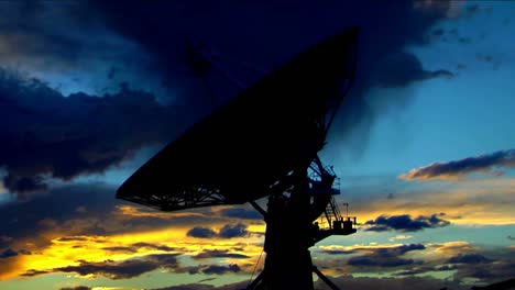 una antena parabólica se mueve en un lapso de tiempo contra un hermoso cielo 2