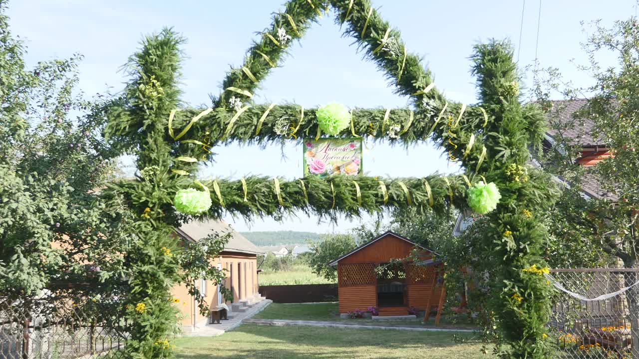 우크라이나의 결혼식 장식: 꽃의 아치