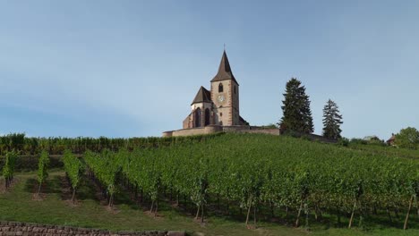 Hunawihr-Tiene-La-Iglesia-En-El-Corazón-De-Los-Viñedos.