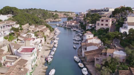 vista aérea del puerto de cala figuera en mallorca durante el día, españa