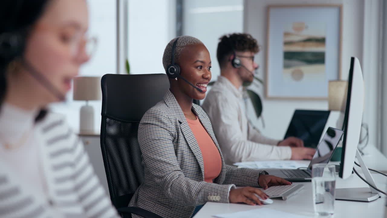 Team di assistenza clienti al lavoro in un call center
