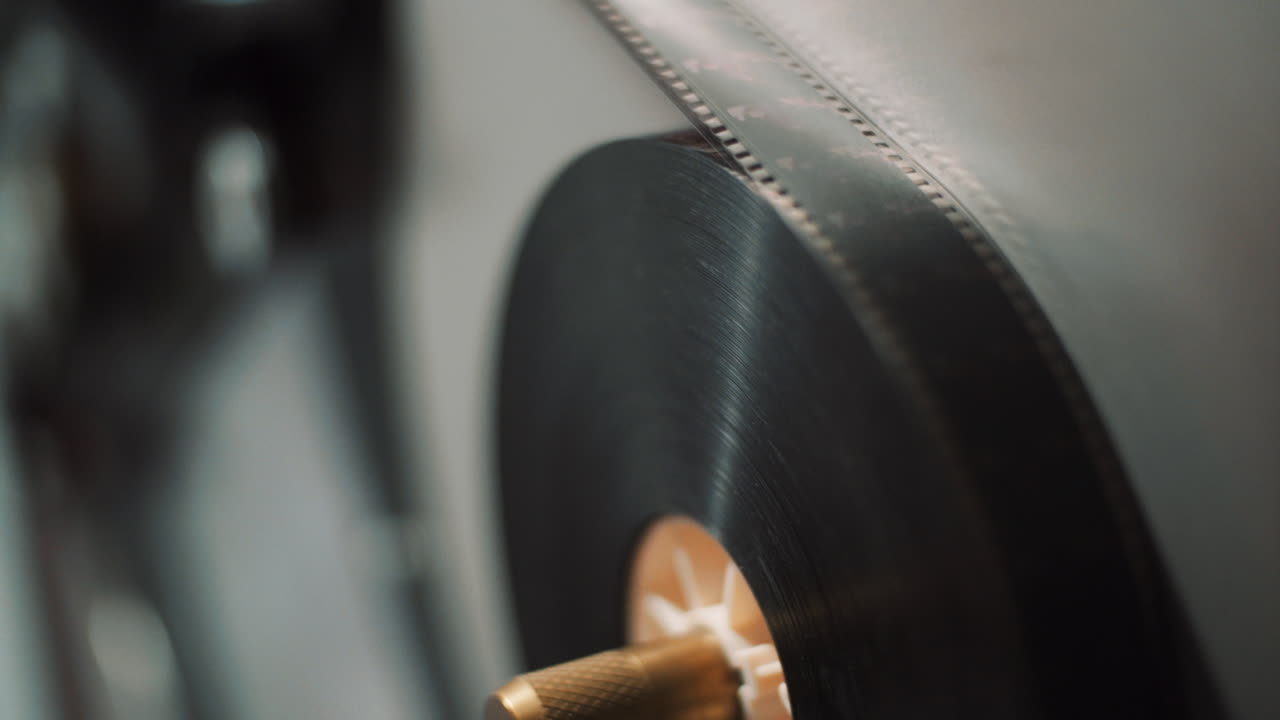 프로젝션 기계에 로드된 필름 테이프가 있는 롤