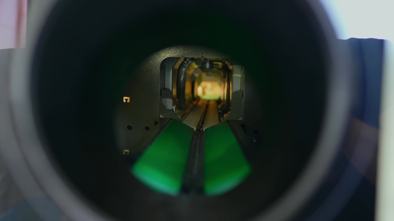 mecanismo en el interior de la máquina de reciclaje de botellas de venta automática inversa.