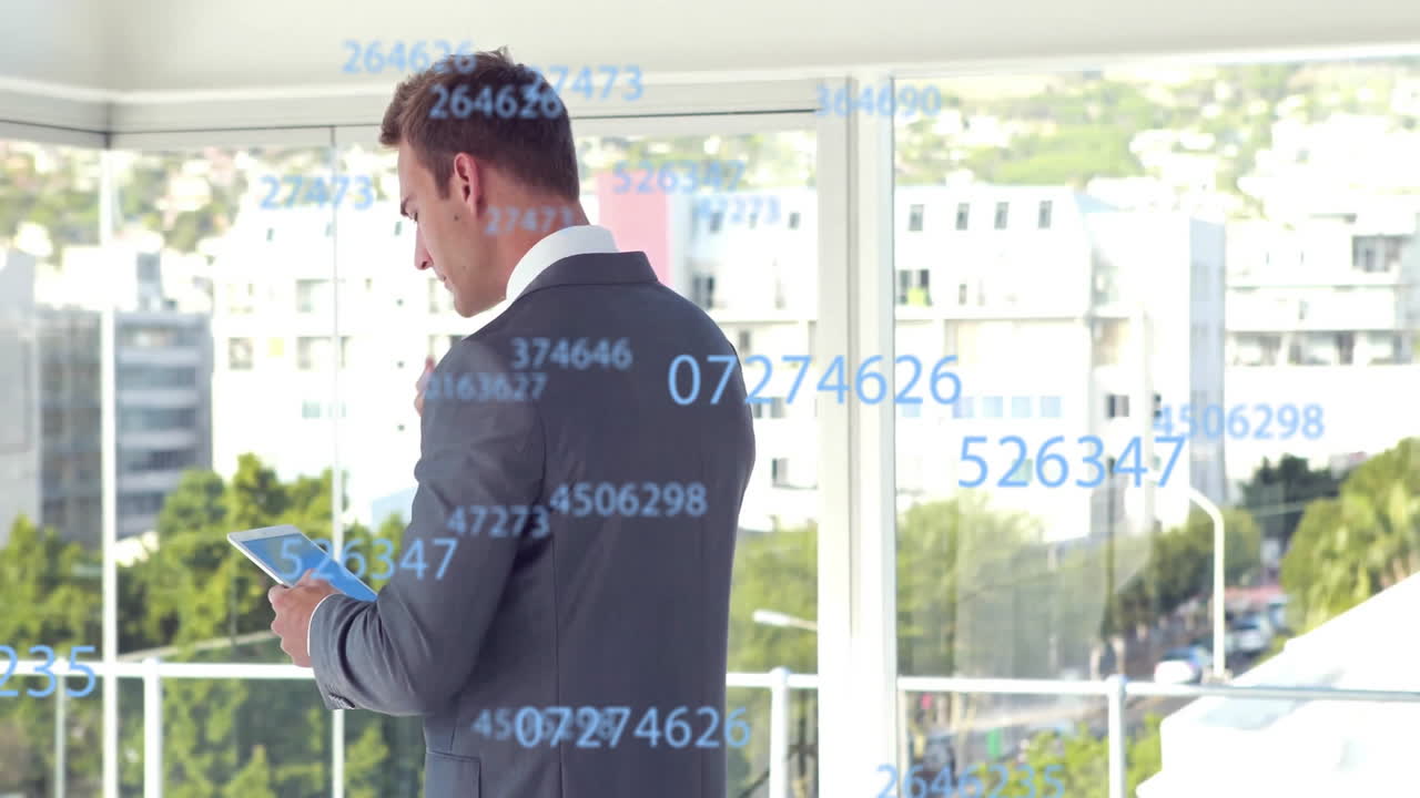 hombre de negocios usando una tableta, rodeado de números flotantes animación en la oficina