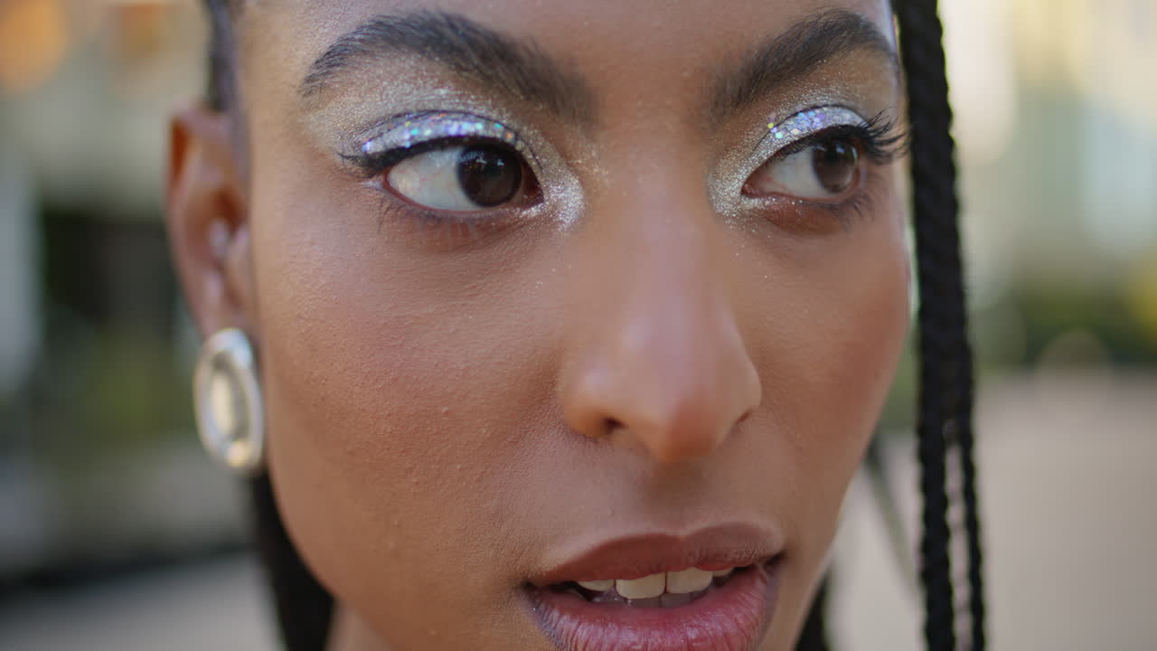 dreadlocks mujer mirando cámara de la noche retrato de la calle. modelo