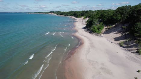 Fliegen-über-Einen-Strand-In-Den-Sommerwellen,-Die-An-Der-Küste-Ankommen