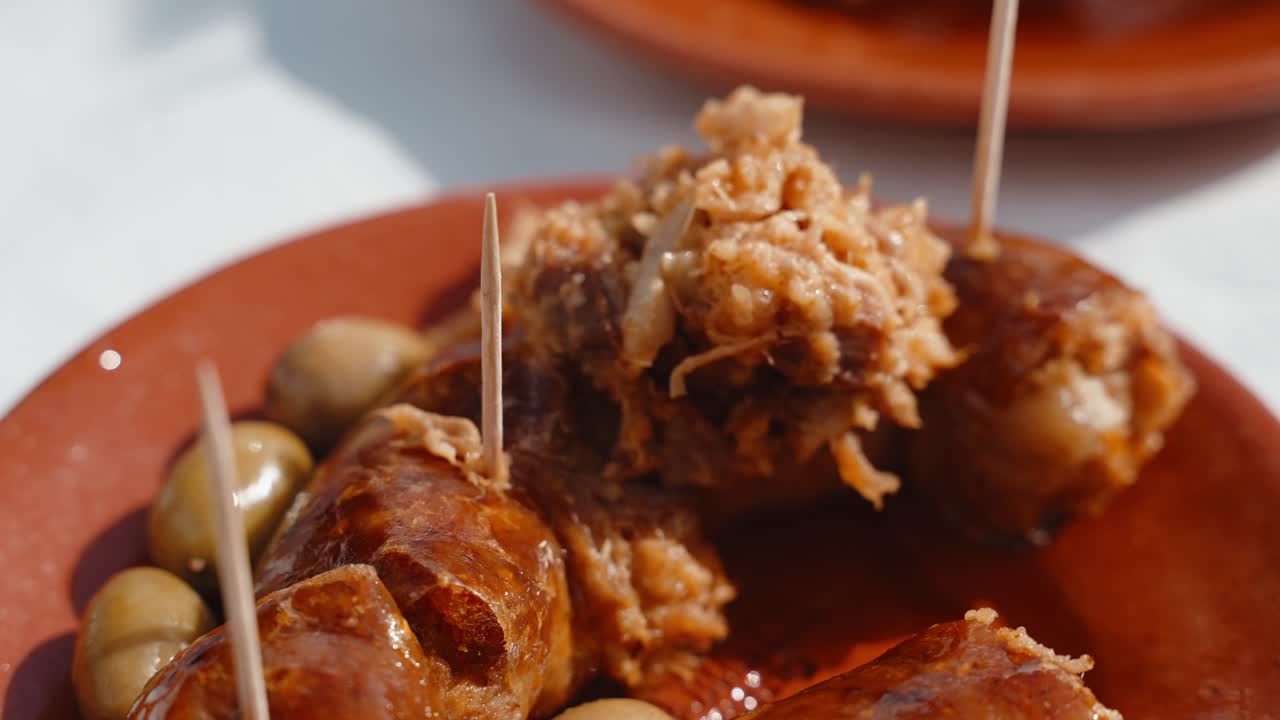 푸른 올리브와 함께 반이는 알헤이라 소시지 (포르투갈)