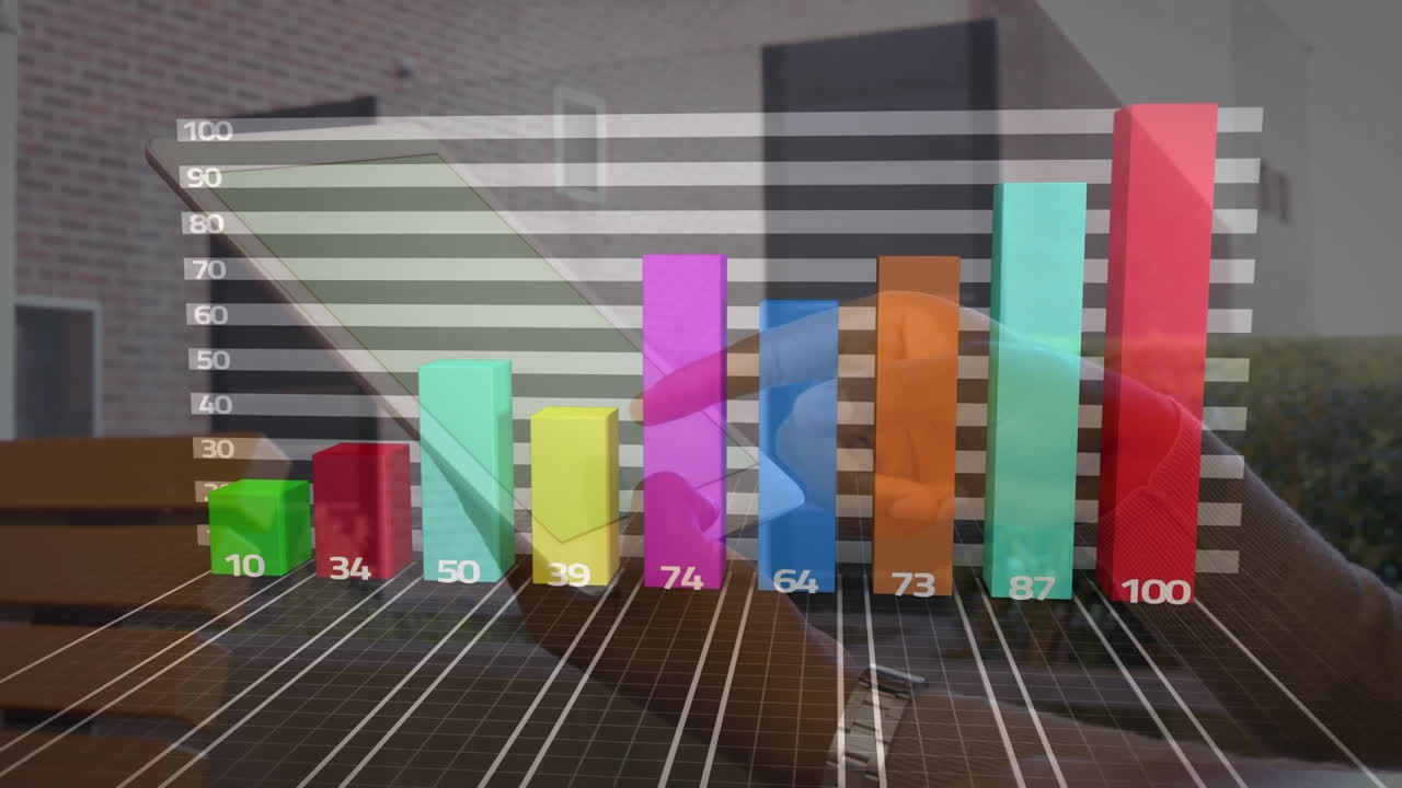 animación del procesamiento de estadísticas sobre el hombre utilizando una tableta con pantalla verde y casas