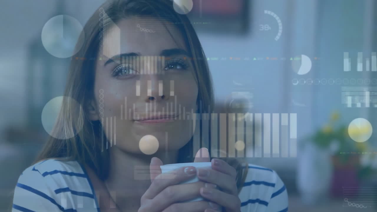 animación del procesamiento de datos sobre una mujer caucásica bebiendo café