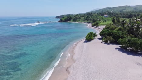 Avance-Aéreo-Sobre-La-Costa-De-Una-Isla-Tropical-Con-Una-Hermosa-Playa-De-Arena