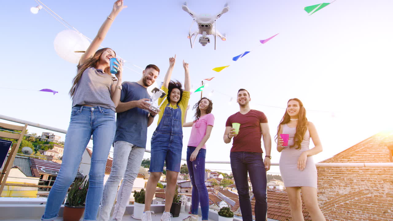 amigos celebrando con una fiesta de drones en