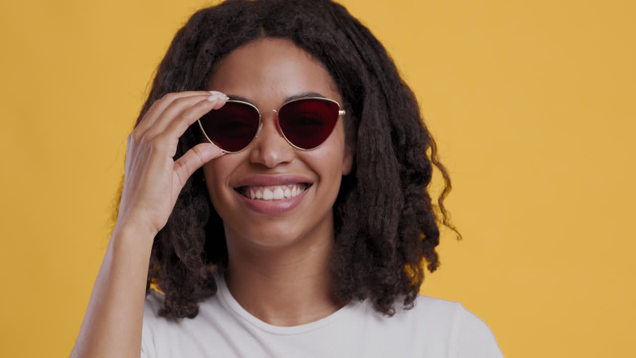 mujer sonriente con gafas de sol