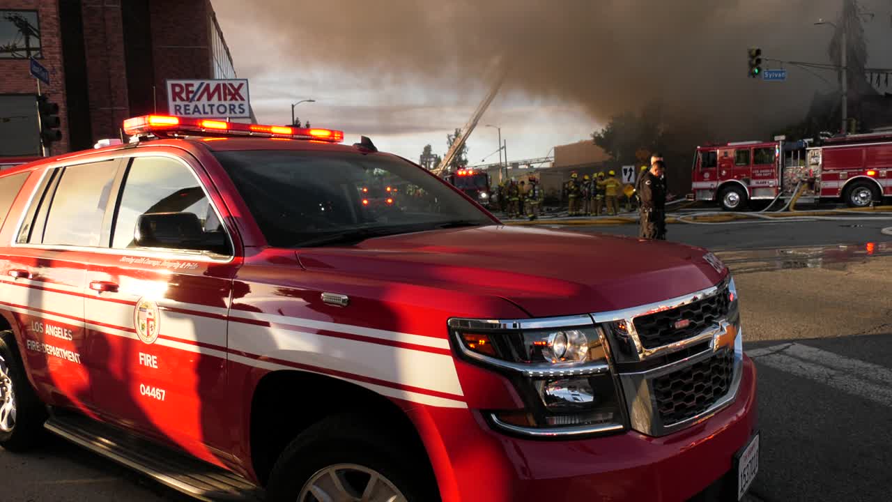 소방차가 보이는 불길에 휩싸인 건물