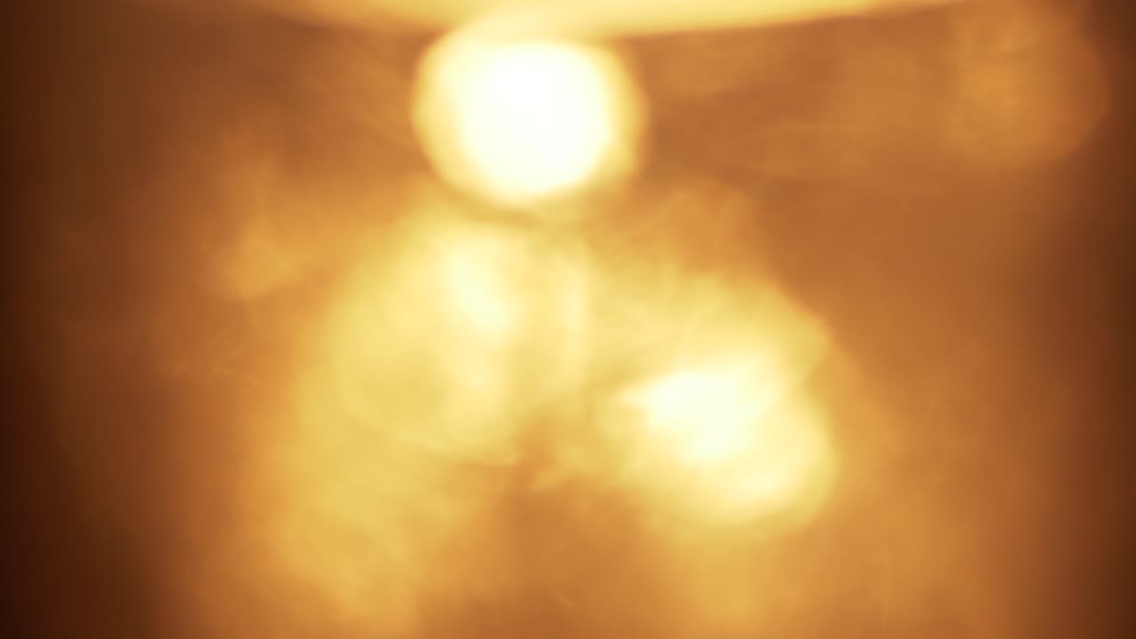Transizione Astratta con Fughe di Luce Dorate e Bokeh