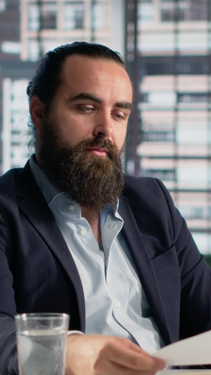 Videosamtale med Vertical Video Business, der opretter forbindelse til et onlinemøde, mandlig rapportering