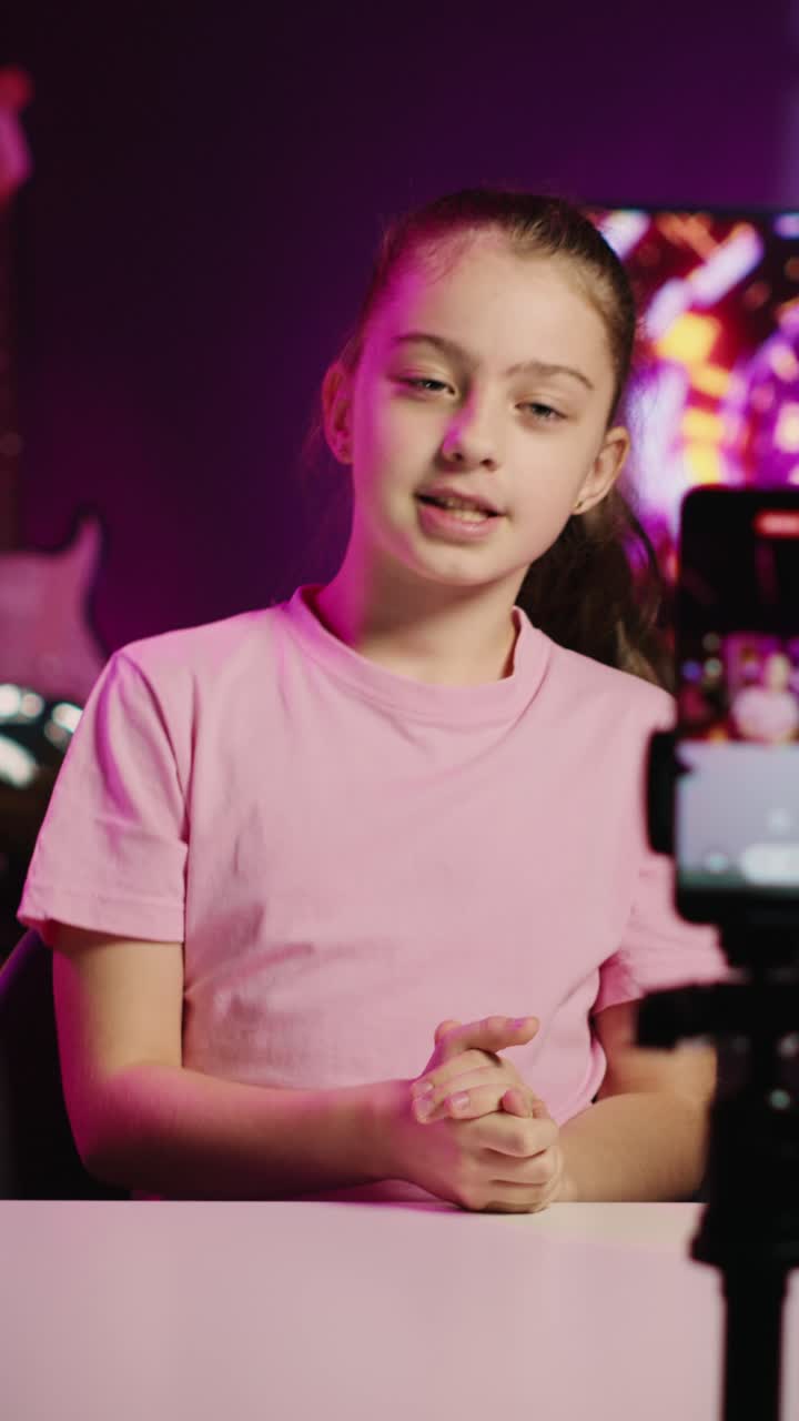 Video verticale Bambina che registra la sua reazione a clip presi da internet per i canali social