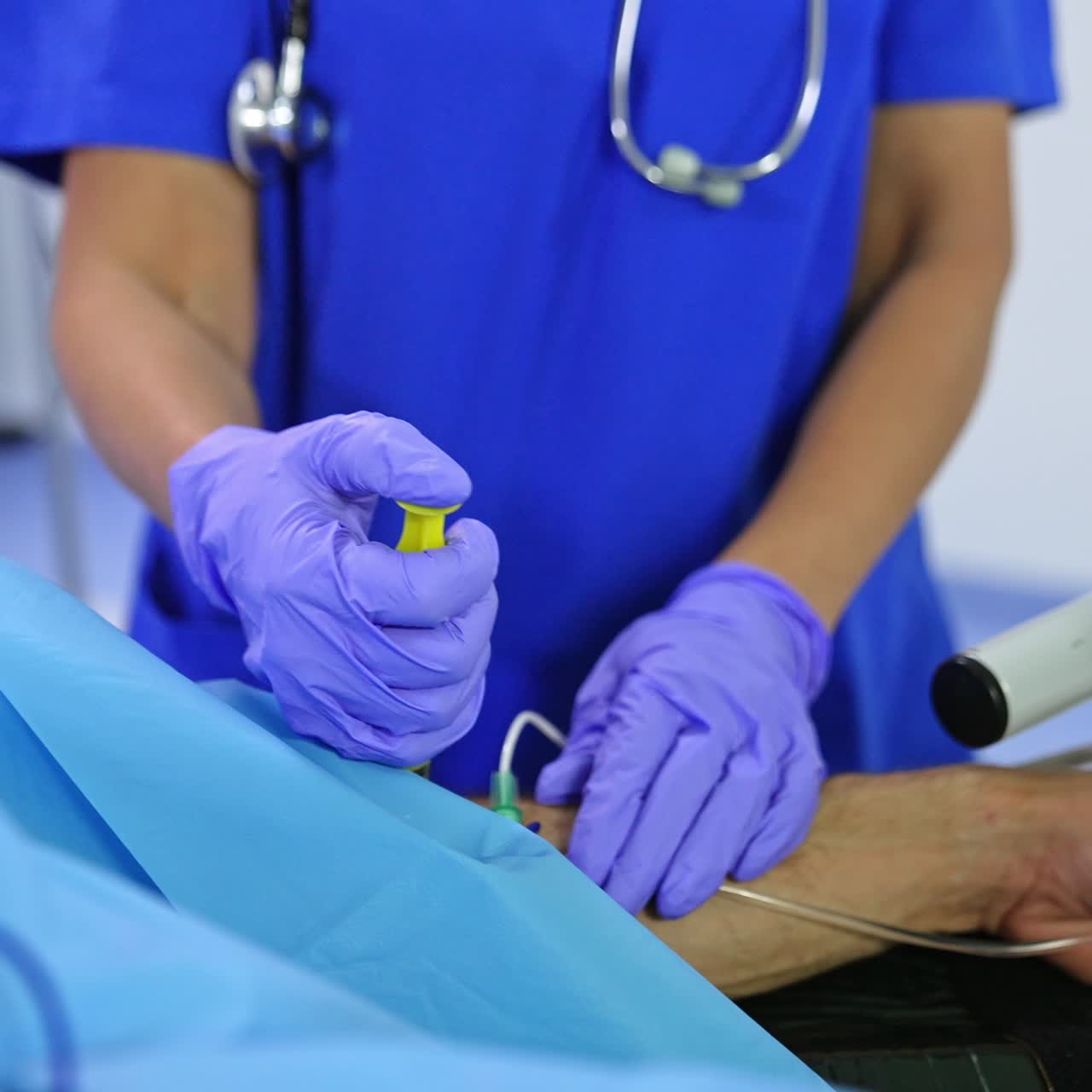 Imagem cortada de um anestesiologista aplicando uma injeção de anestesia em um paciente. Homem sendo operado sob narcose. Close-up