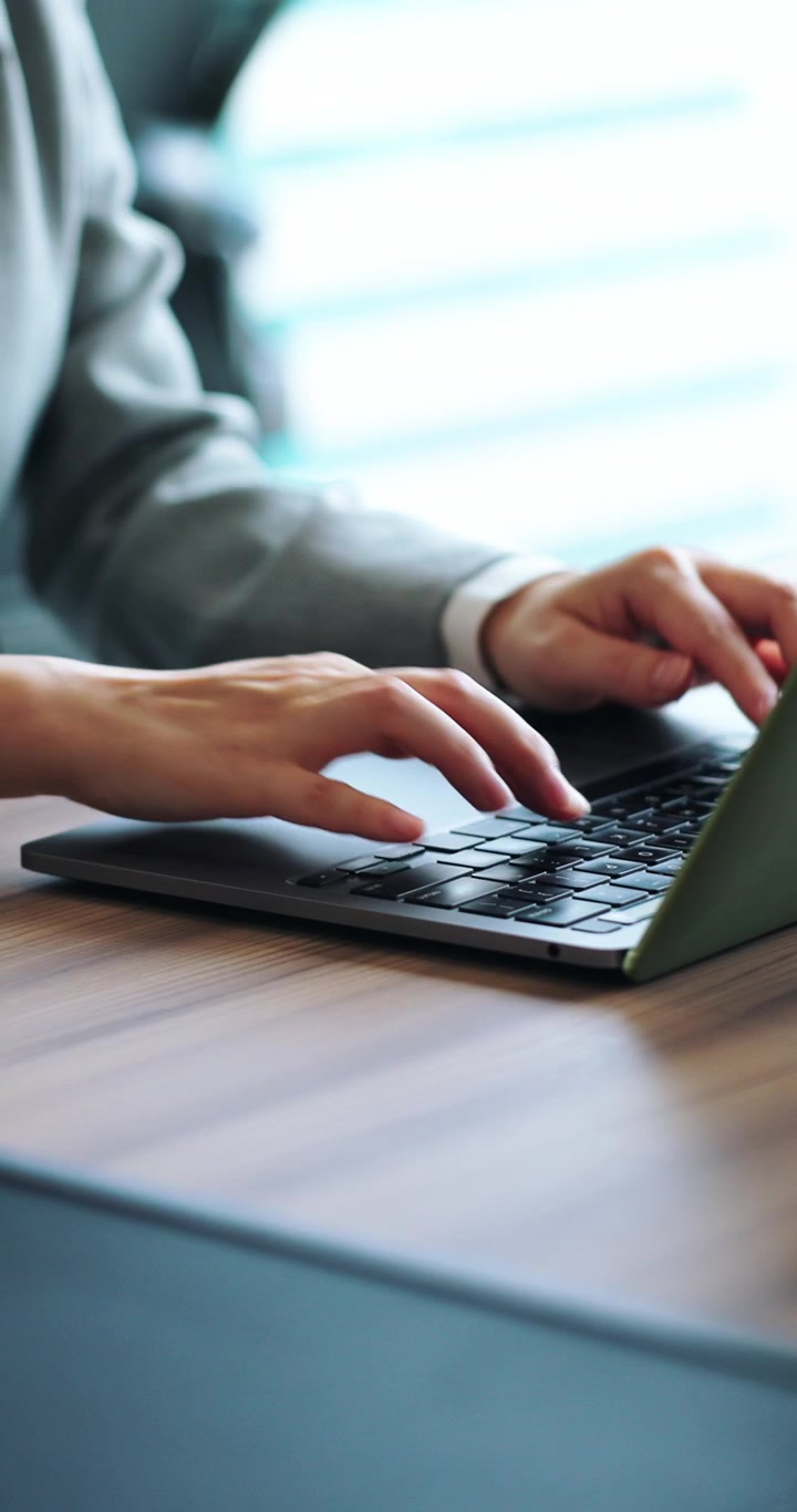 Persona professionista che digita sul laptop in ufficio