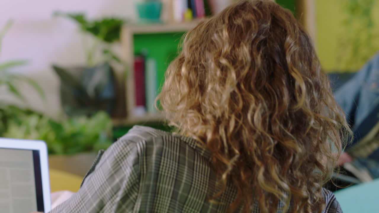 jóvenes estudiantes de negocios en formación de oficina reunión de aprendizaje trabajo en equipo discutiendo la estrategia de desarrollo de proyectos de puesta en marcha compartiendo ideas creativas