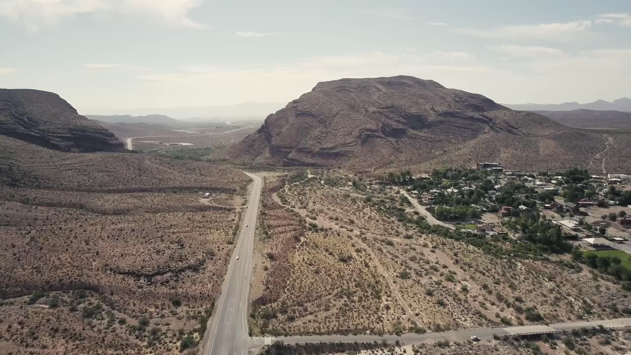 Volando verso una montagna nel deserto del Nevada