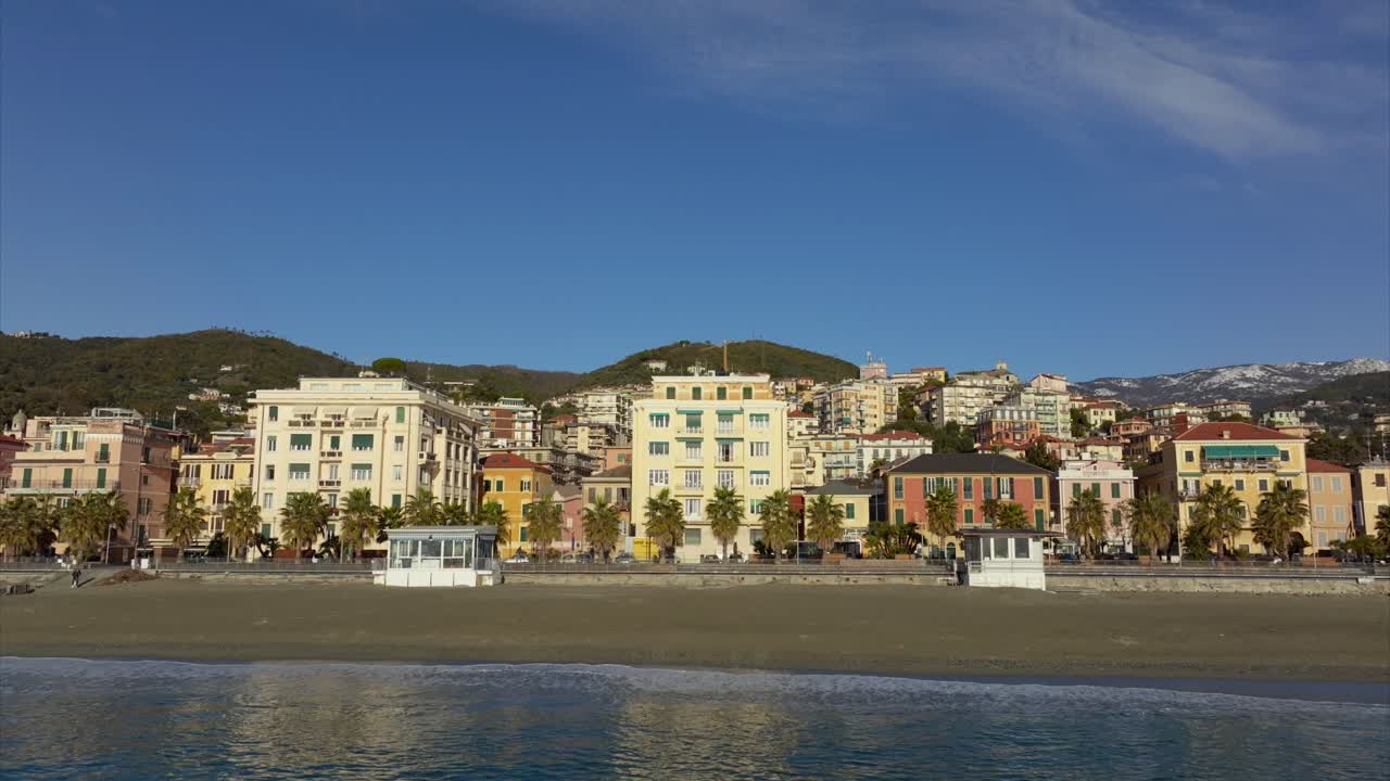 paseo marítimo de la ciudad de varazze en liguria, italia
