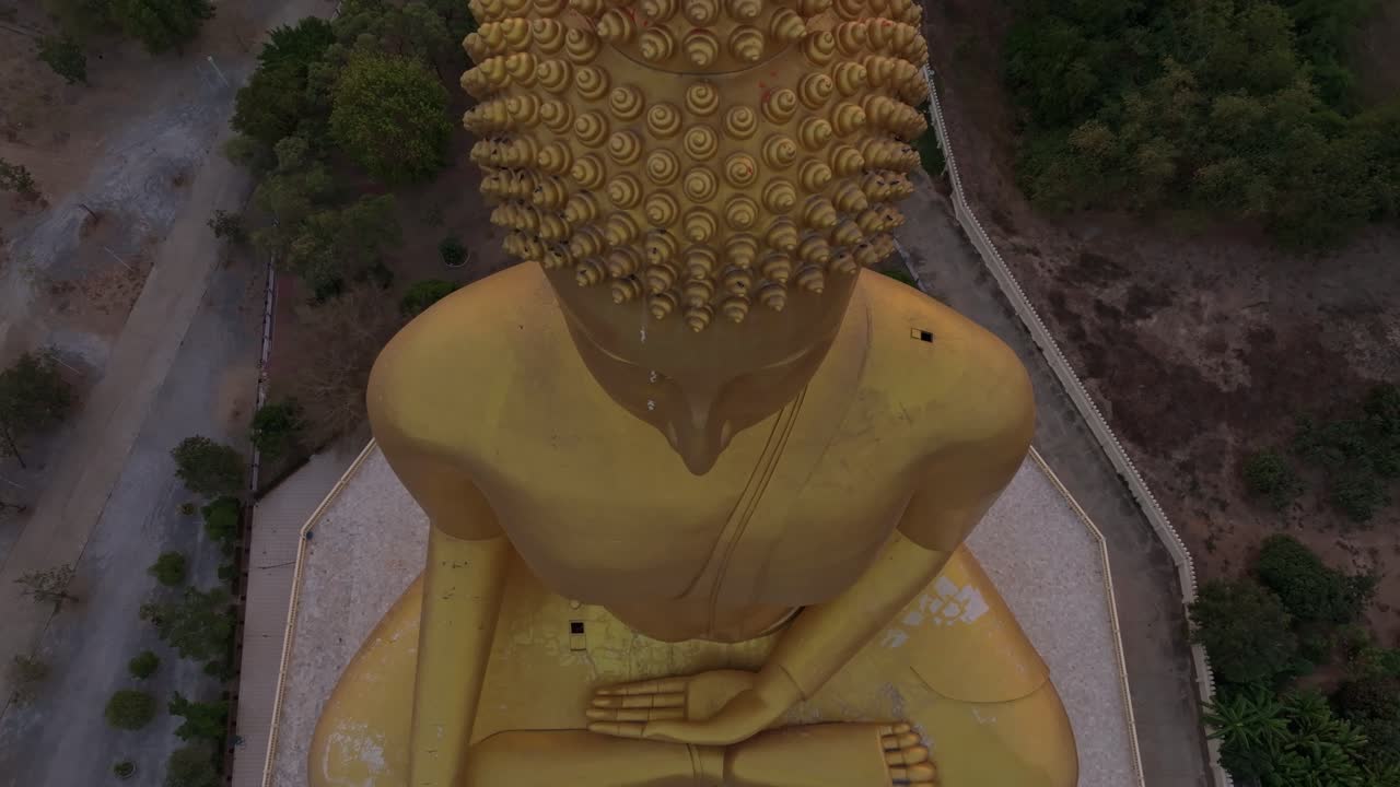 Monumento del Buddha d'oro che irradia pace nella Thailandia rurale