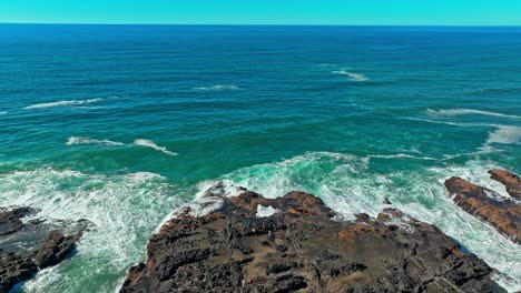 Ubicado-En-El-área-Escénica-De-Cabo-Perpetuo,-A-Solo-Tres-Millas-Al-Sur-De-Yachats-Oregon,-El-Pozo-De-Thor-Es-Un-Agujero-En-Forma-De-Cuenco-Excavado-En-La-Costa-De-Basalto-áspero.