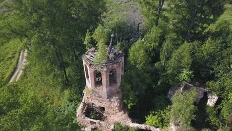 iglesia en ruinas en el bosque
