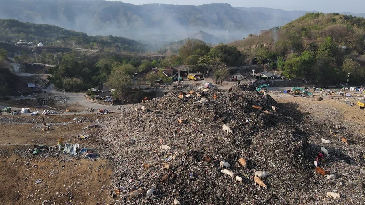 vista aérea, enormes montañas de basura amontonadas en el vertedero de piyungan, yogyakarta