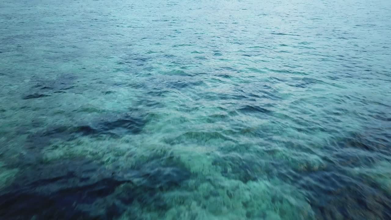 Panoramica aerea lenta in 4K su oceano e spiaggia indonesiana cristallina