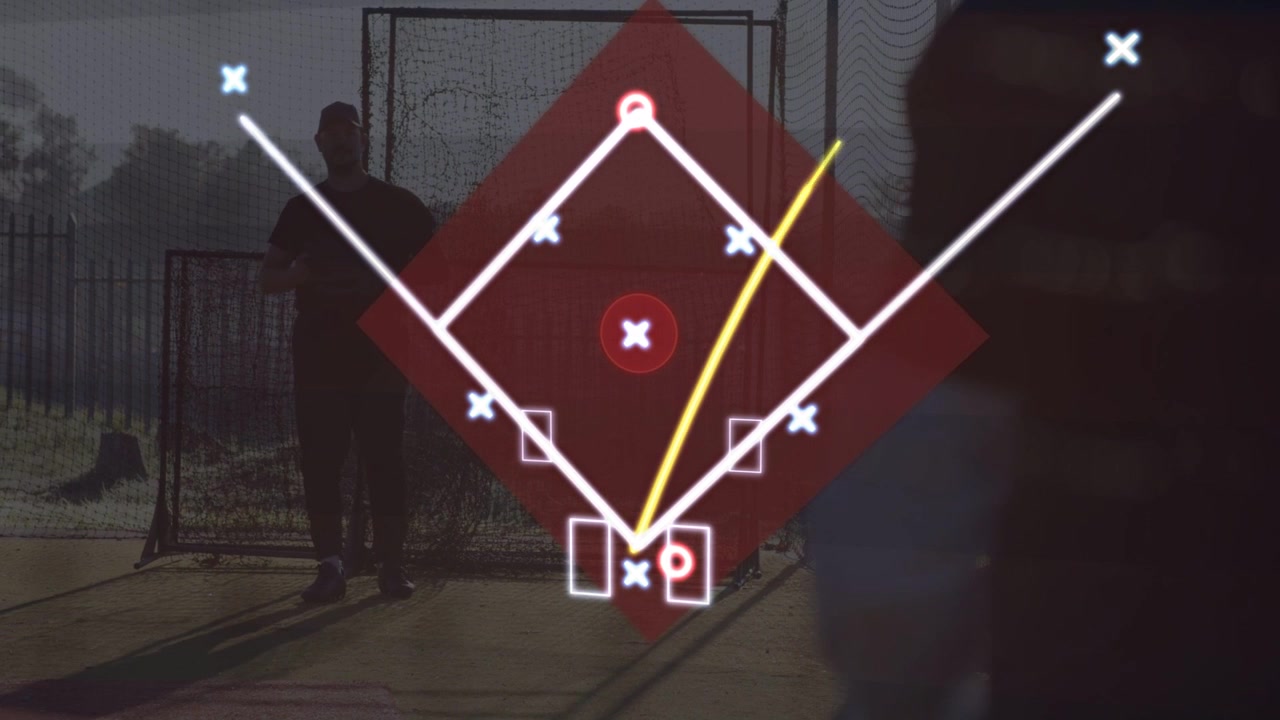 Allenatore e giocatore in piedi in una gabbia da baseball, con il diamante che appare gradualmente, tracciando le basi e illustrando il lancio