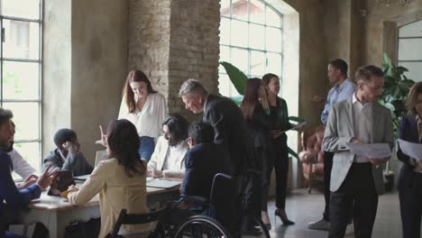 personas multiétnicas que trabajan en la oficina - grupo de empresarios que colaboran juntos