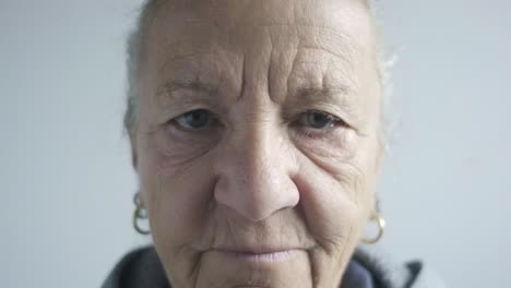 senior-woman-close-up-portarti-wearing-sunglasses-studio-slow-motion-white-background