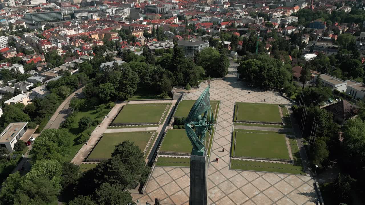 un avión no tripulado revela el monumento emblemático de slavin bratislava, eslovaquia