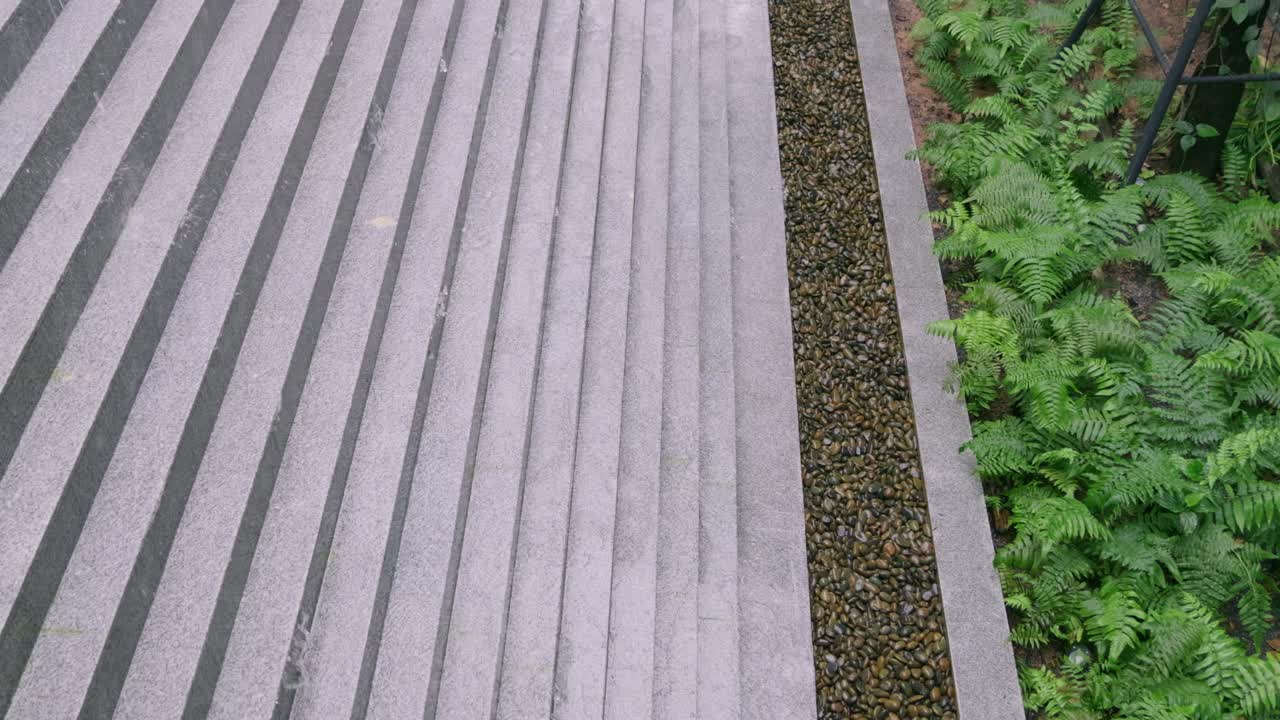Esplora i motivi intricati di un muro urbano che mostra arte e design moderni.