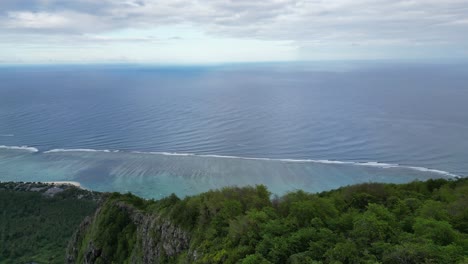 montaña por encima del océano, estableciendo la vista con el horizonte del mar