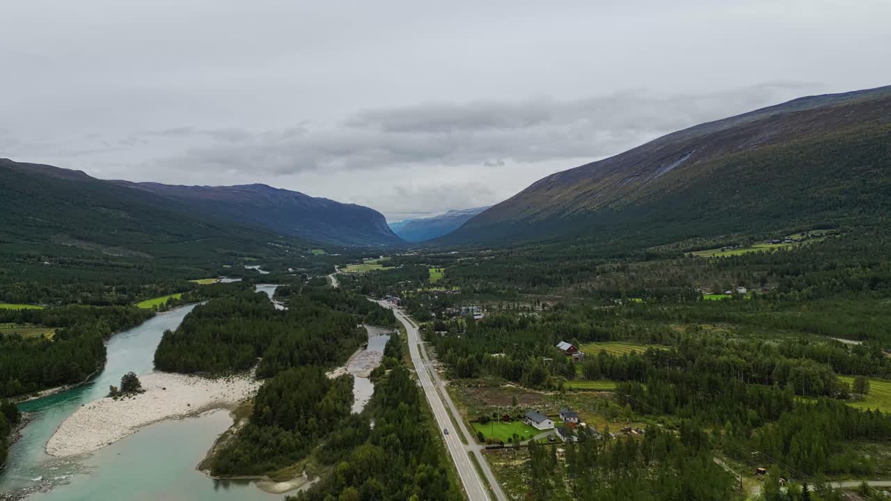 aérea a lo largo del río y la carretera cerca de donnfossen, nordberg, noruega