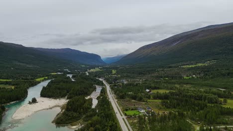 Luftaufnahmen-Entlang-Des-Flusses-Und-Der-Straße-In-Der-Nähe-Von-Donnfossen,-Nordberg,-Norwegen