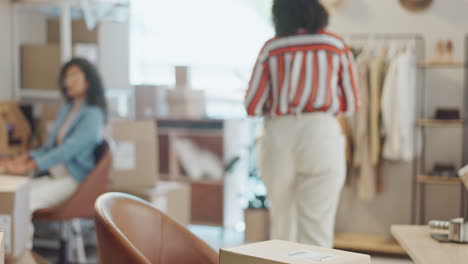 mujeres diseñadoras, tabletas y cajas para la moda