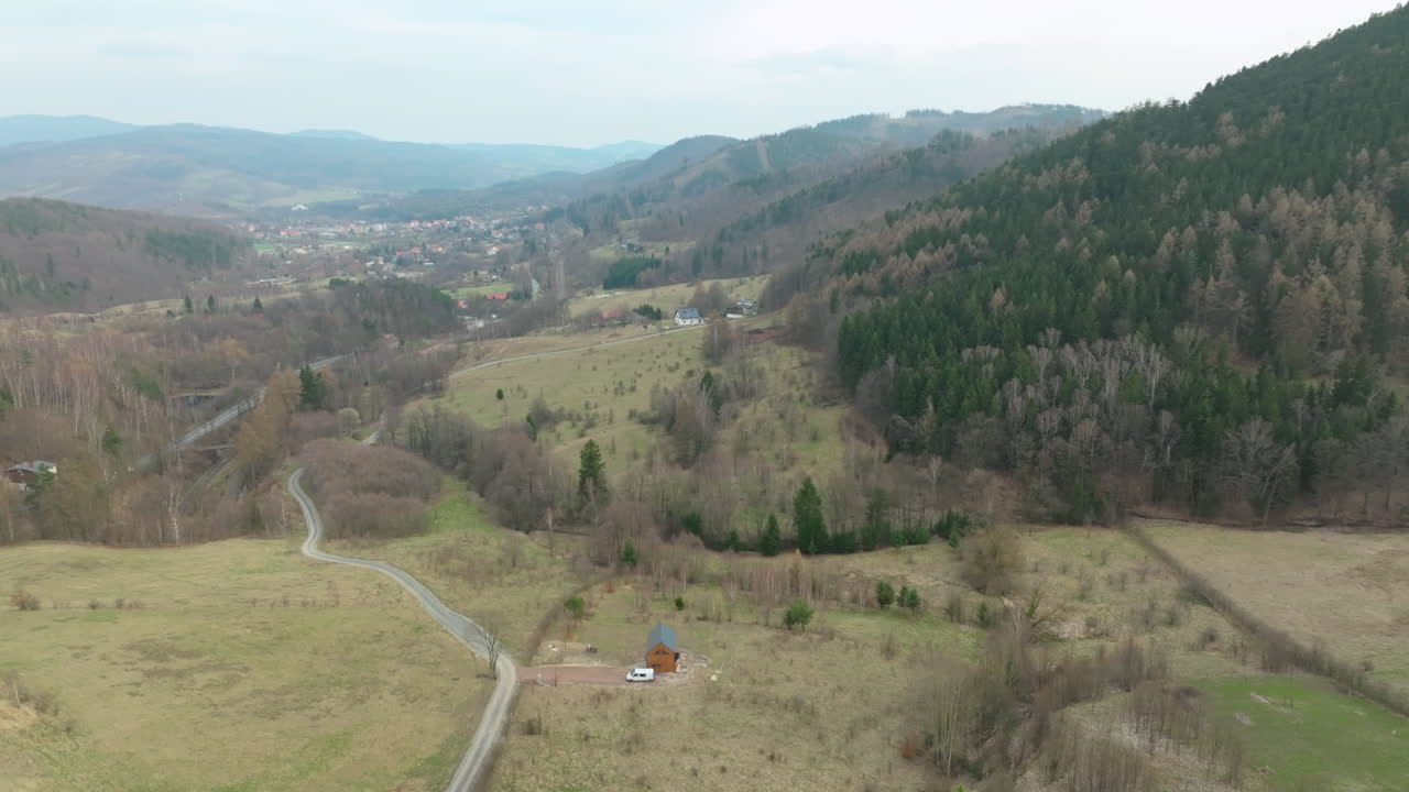 обширный вид с воздуха над едлина-здрой, польша, подчеркивая переплетенную гармонию причудливой деревни, холмов и вторгающихся объятий леса