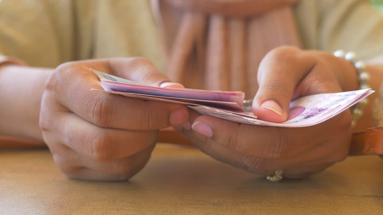 una mujer contando dinero.