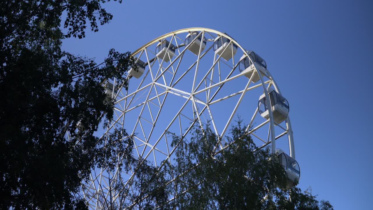 공원에서 큰 페리스 이 천천히 회전하고 있습니다.