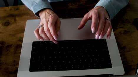 estudiante que utiliza la computadora en el aula