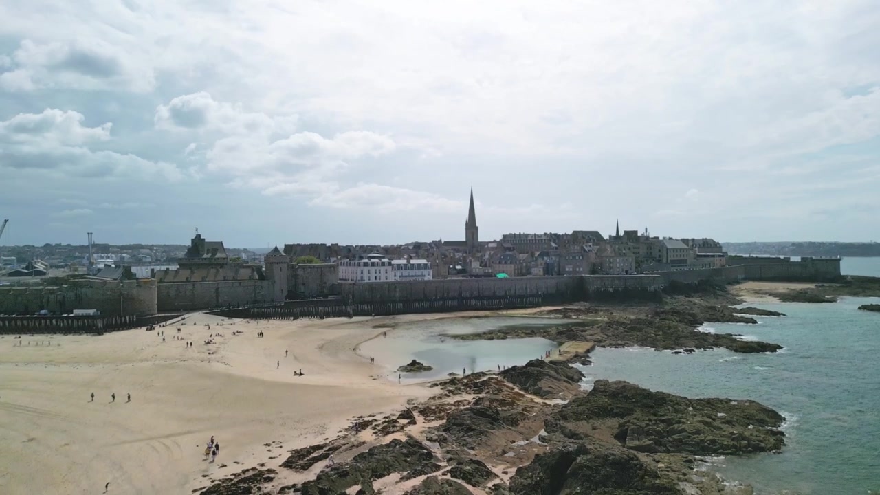 Ancienne cité corsaire de Saint-Malo avec une magnifique plage de sable, vue aérienne depuis les rochers, Bretagne, France
