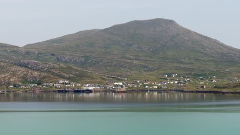 Toma-Del-Agua-Azul-Claro-Alrededor-Del-Pueblo-De-Castlebay-En-Un-Día-Soleado