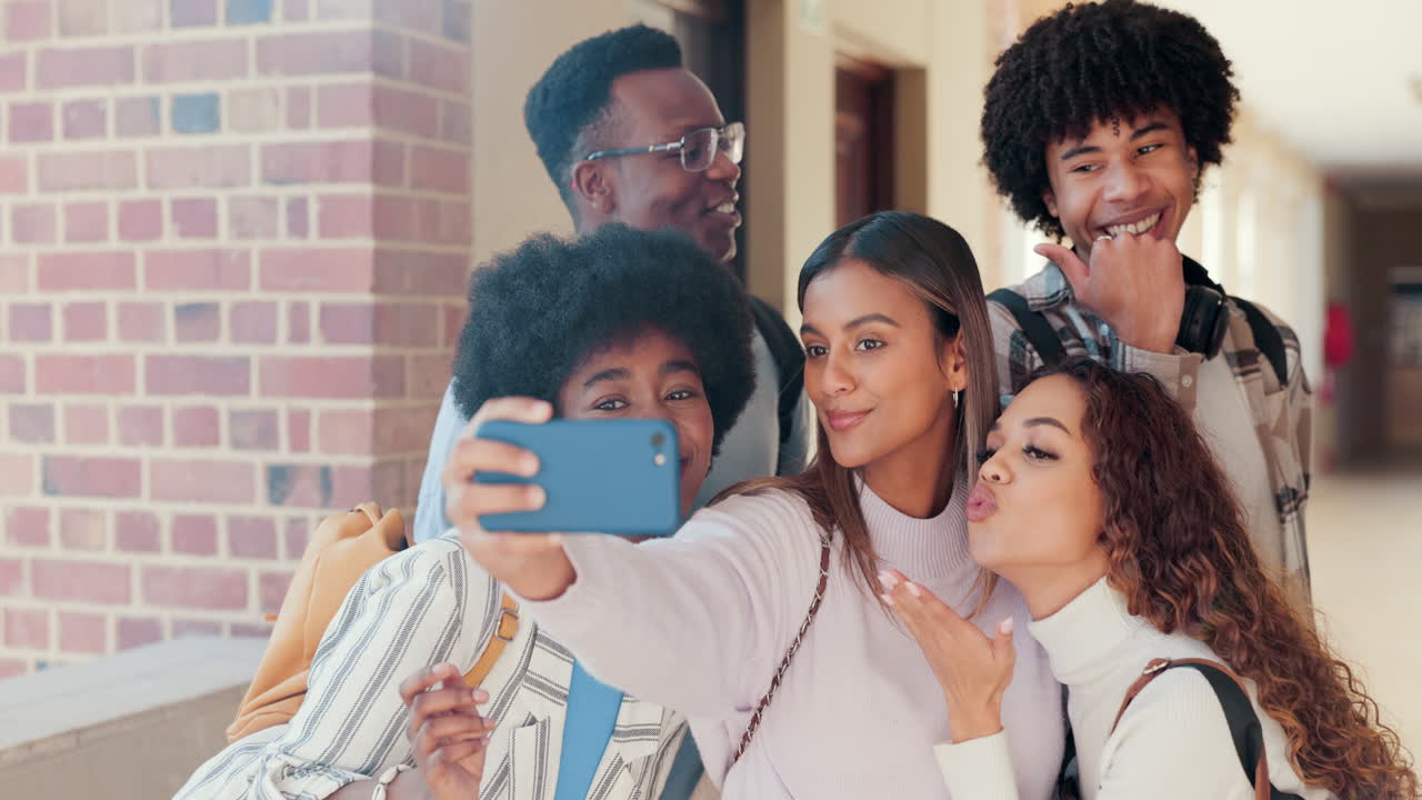 estudiantes, grupo y amigos de la universidad selfie