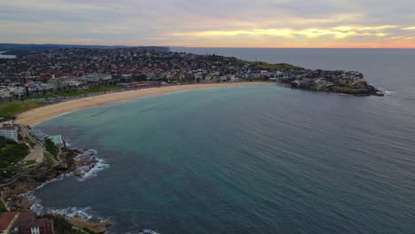 Vista-Panorámica-De-La-Playa-Bondi,-El-Parque-Hunter-Y-La-Reserva-Ray-O&#39;keefe-En-Nueva-Gales-Del-Sur,-Australia