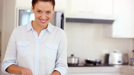 pretty brunette slicing vegetables at the counter