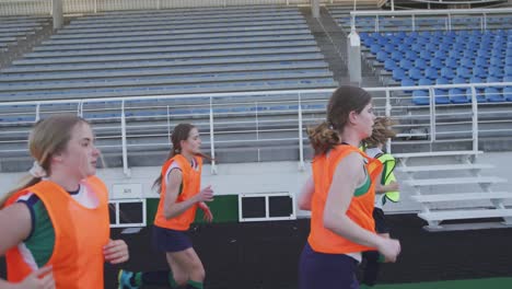 jugadoras de hockey calentándose en el campo